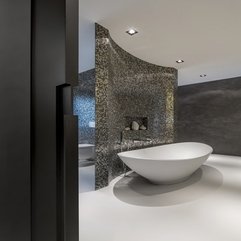 Villa Luxurious And Spacious Rotterdam Residence Master Bathroom - Karbonix