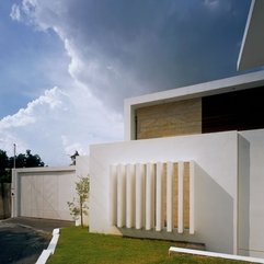 Wall With Small Window White Painted - Karbonix