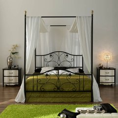 Wallpaper Canopy Bed - Karbonix