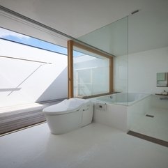 White Accent Modern Bathroom - Karbonix
