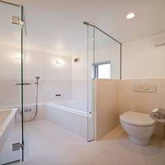 White Bathtube Closet With Glassworks Divider Door Sparkling Bathroom - Karbonix