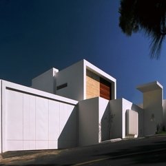 White Garage Facade View Home - Karbonix