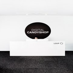 White Receptionist Design Minimalist Black - Karbonix