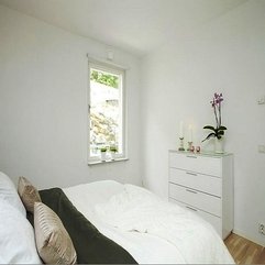 Window At The Corner Of Fresh White Bedroom With Vegetation Single Rectangle - Karbonix