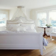 Wooden Floor White Bedroom - Karbonix
