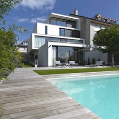 Wooden Floor With Green Grass Back Yard Swimming Pool - Karbonix