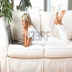 Young Beautiful Woman Working With Laptop In The New Comfortable - Karbonix